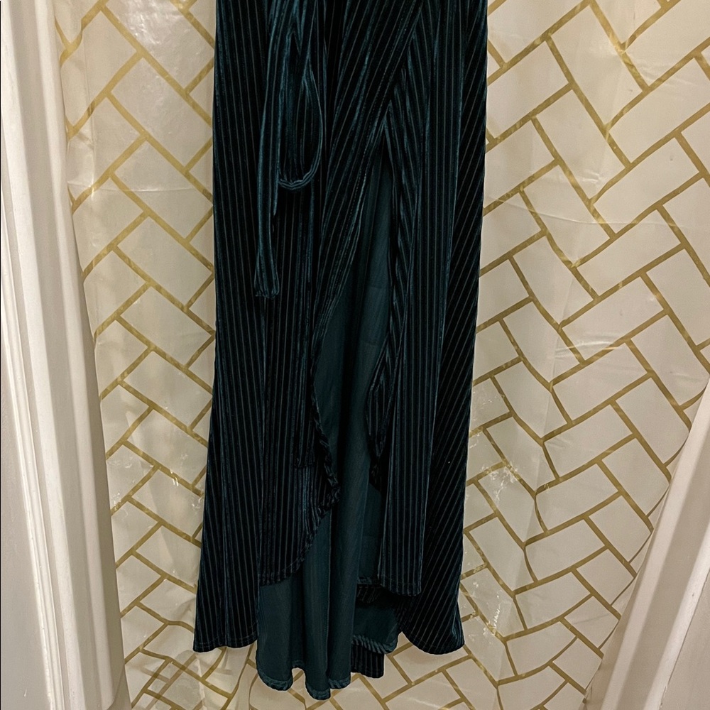Elegant Dark Green Velvet Midi Wrap Dress with Self-Tie Waist - Picture 6 of 11